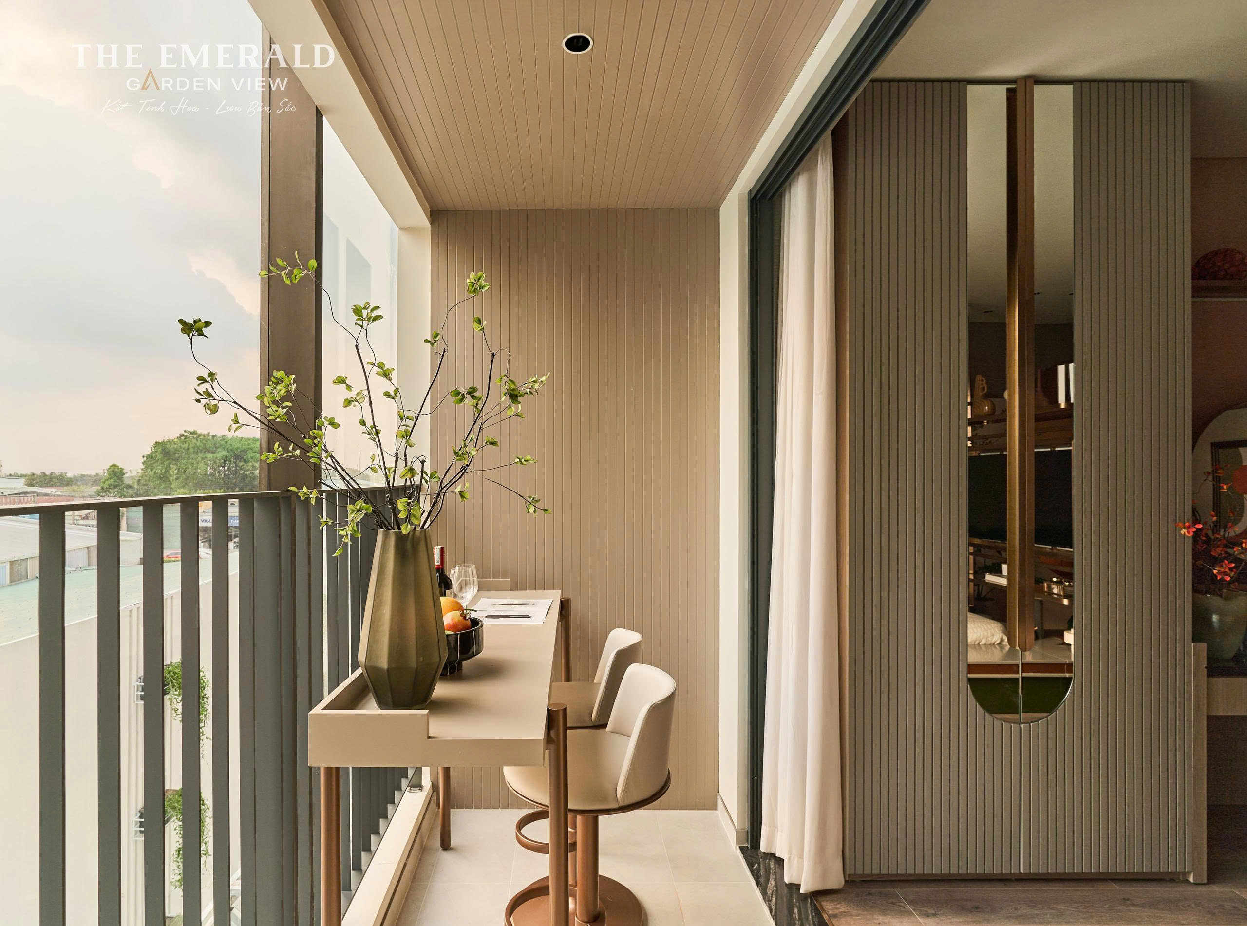 Ban công căn hộ studio tại dự án The Emerald Garden View với bàn ghế thư giãn